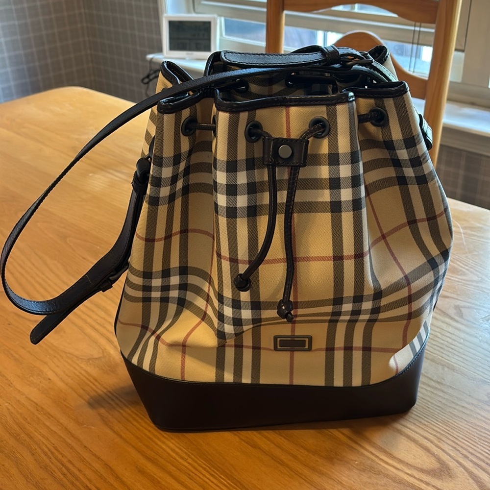 Burberry plaid bucket bag in excellent condition